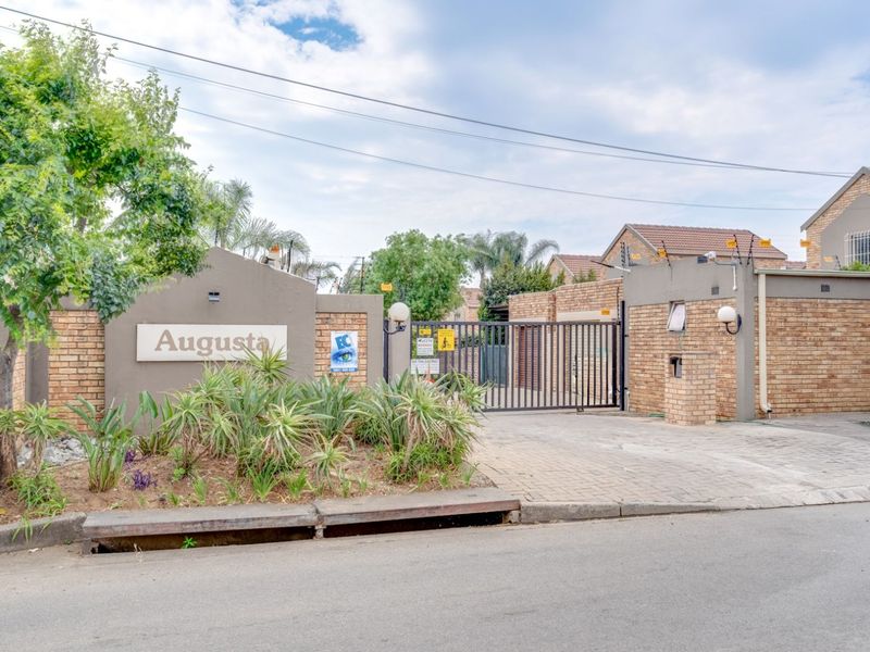 Townhouse For Sale in Wilgeheuwel - Photo 2