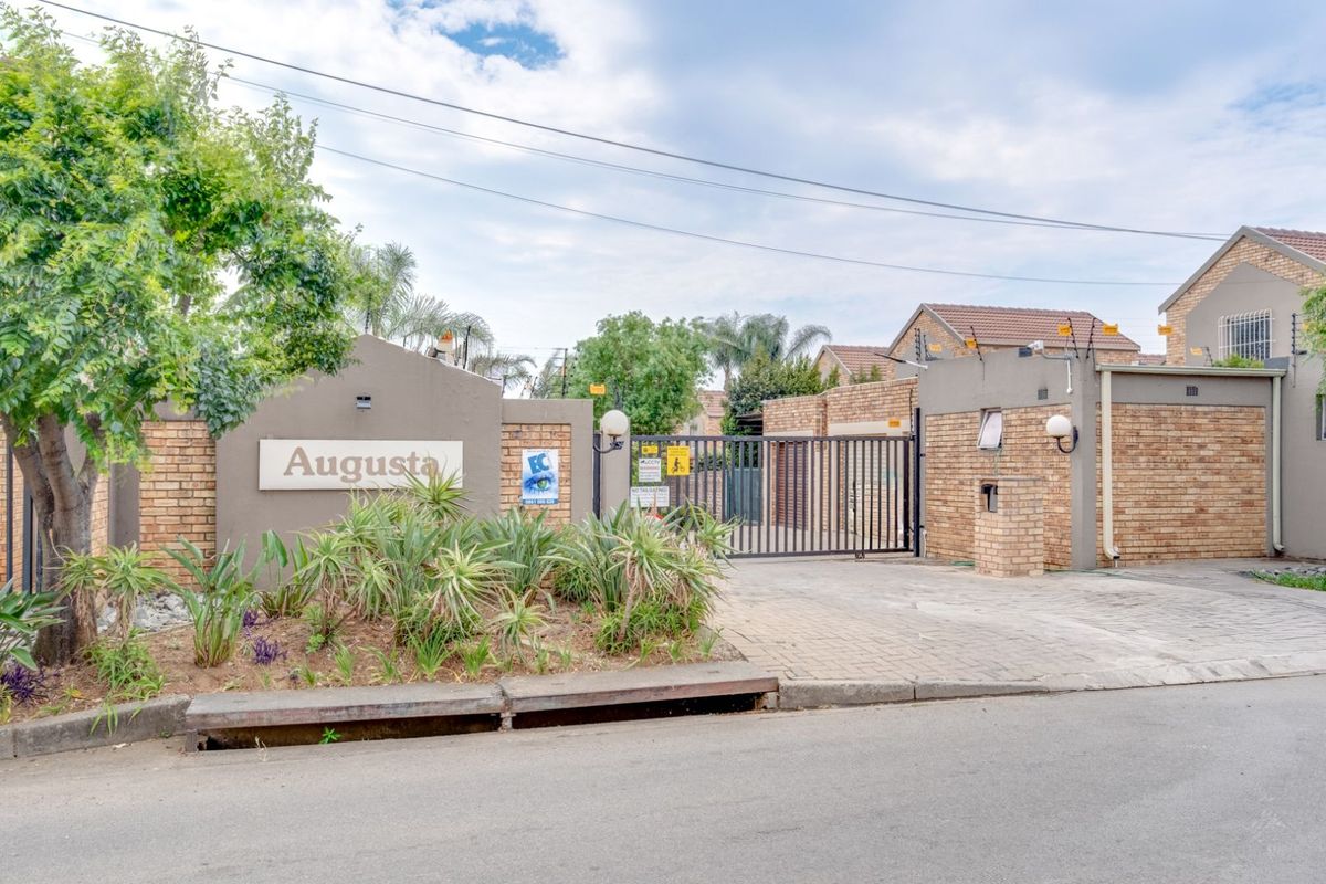 Townhouse For Sale in Wilgeheuwel - Photo 2