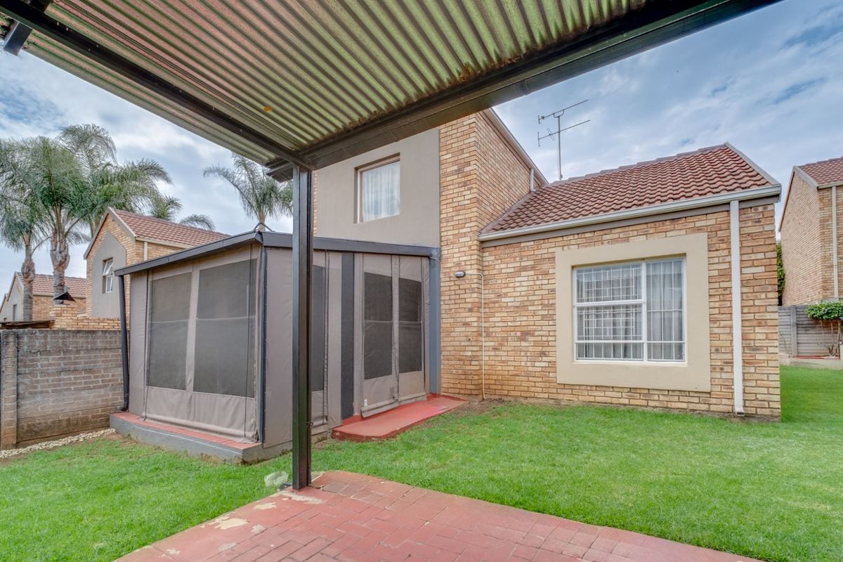 Townhouse For Sale in Wilgeheuwel - Photo 5