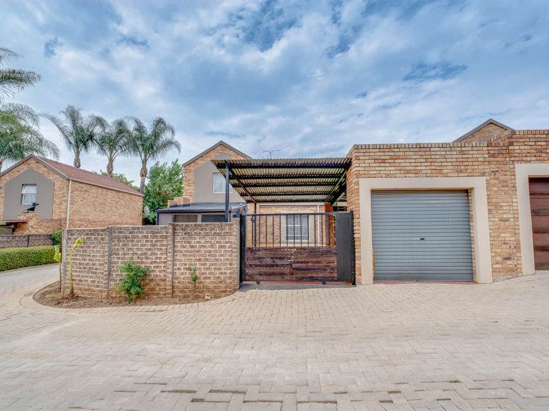 Townhouse For Sale in Wilgeheuwel - Photo 4