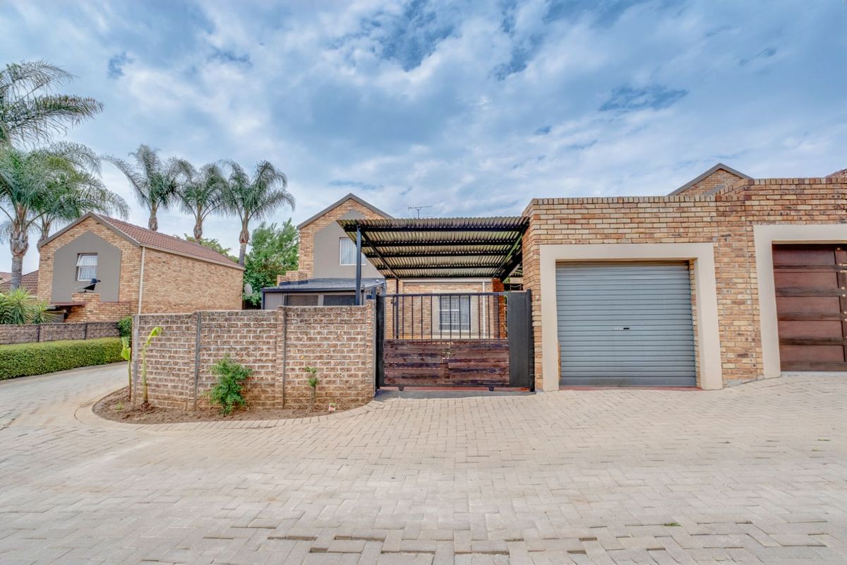 Townhouse For Sale in Wilgeheuwel - Photo 4