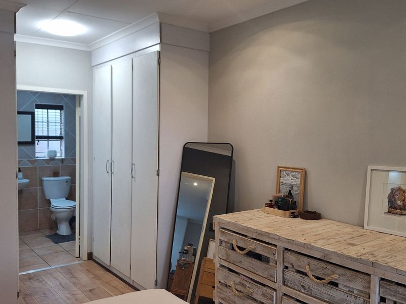 Townhouse For Sale in Faerie Glen - Photo 8