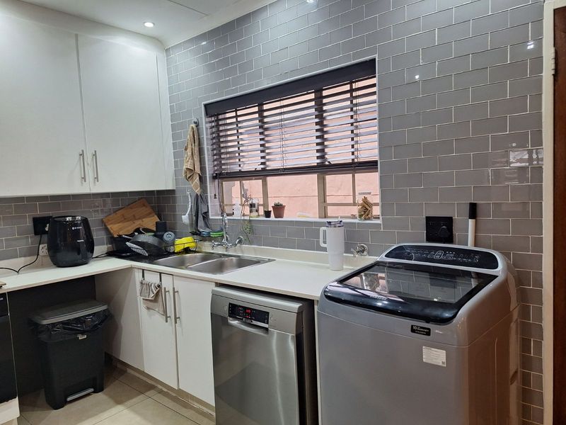 Townhouse For Sale in Faerie Glen - Photo 3