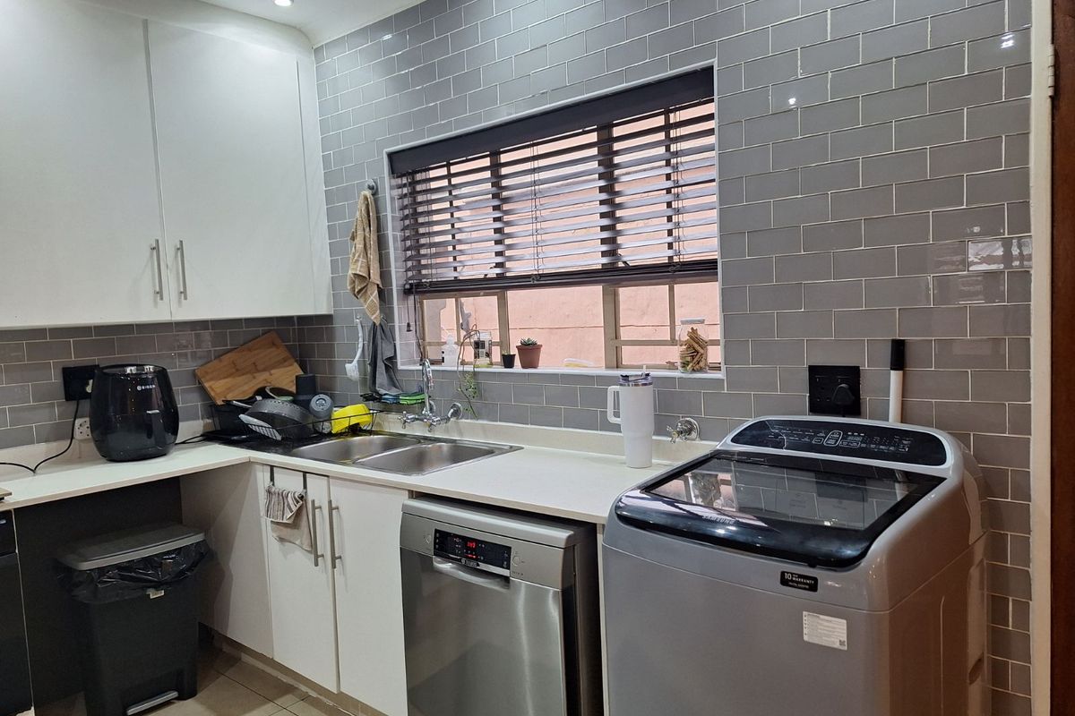 Townhouse For Sale in Faerie Glen - Photo 3