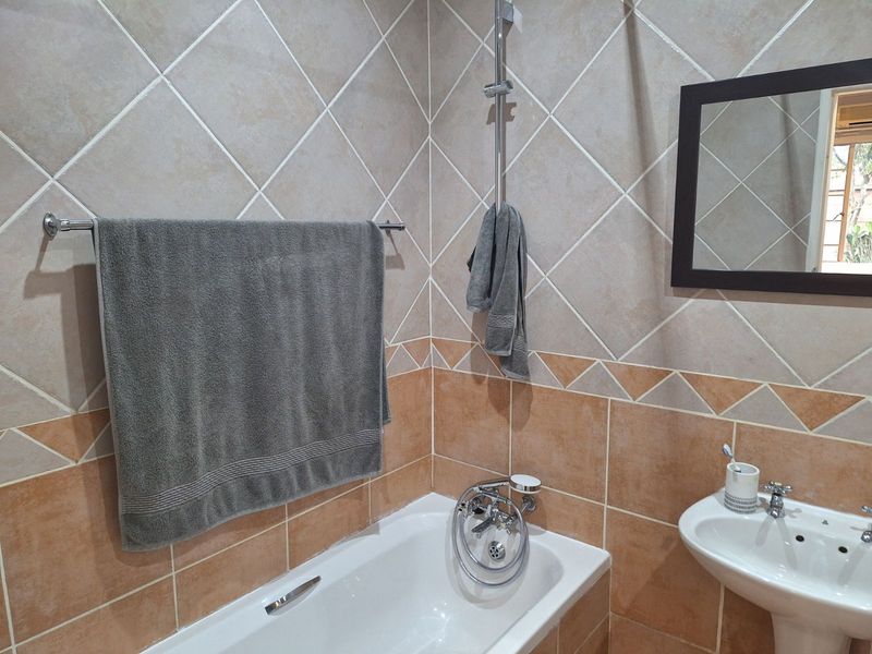 Townhouse For Sale in Faerie Glen - Photo 9