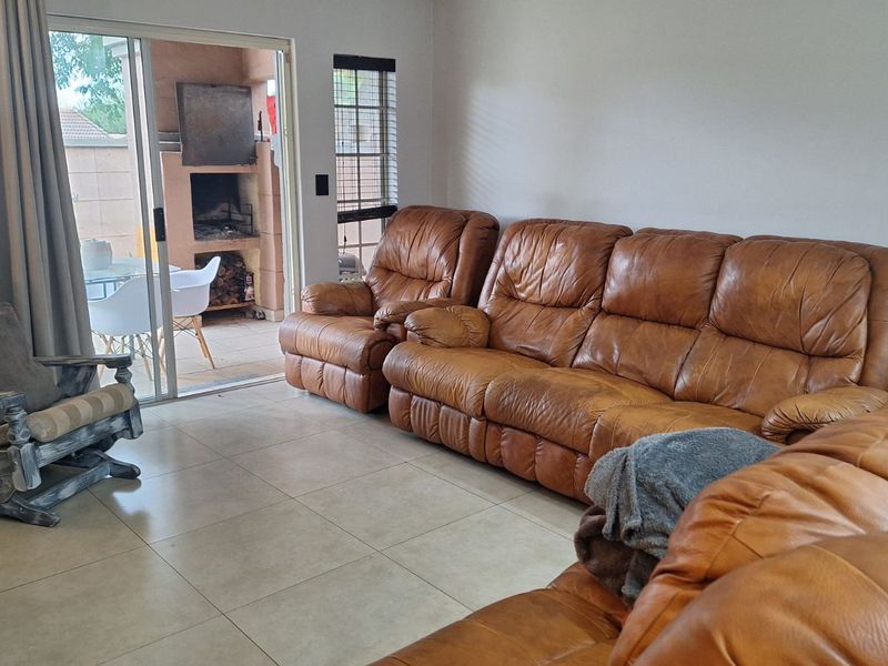 Townhouse For Sale in Faerie Glen - Photo 6