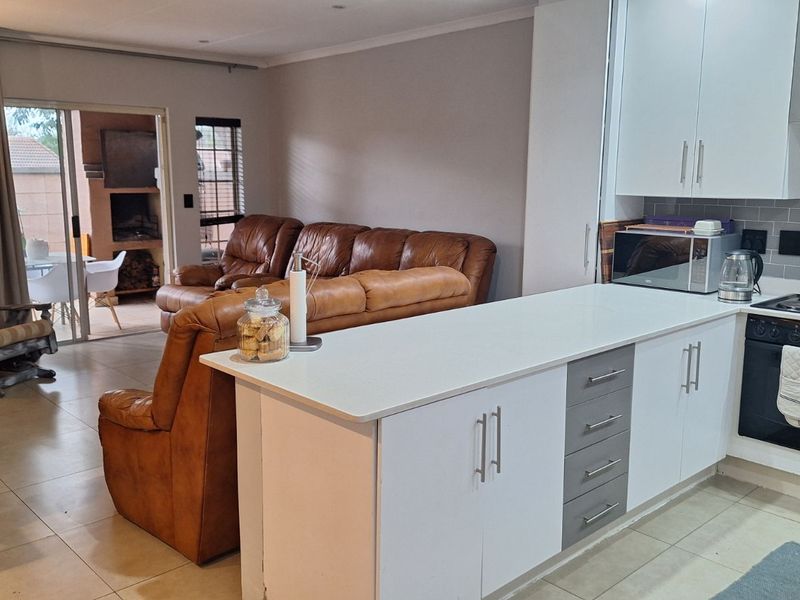 Townhouse For Sale in Faerie Glen - Photo 4