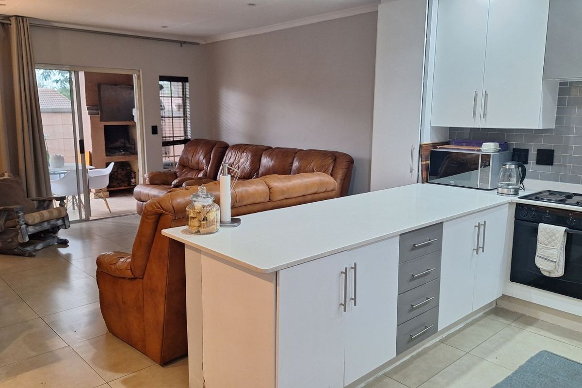 Townhouse For Sale in Faerie Glen - Photo 4