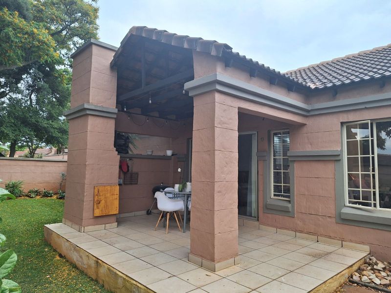 Townhouse For Sale in Faerie Glen - Photo 2