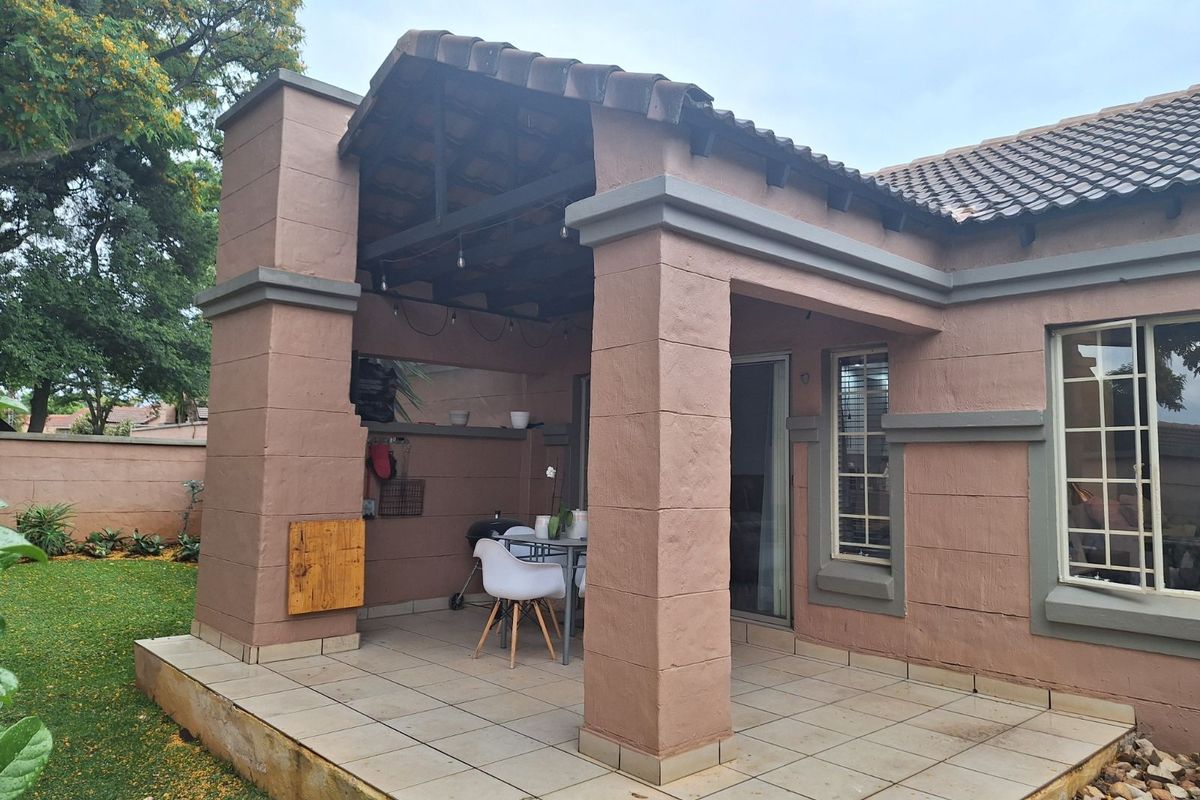 Townhouse For Sale in Faerie Glen - Photo 2