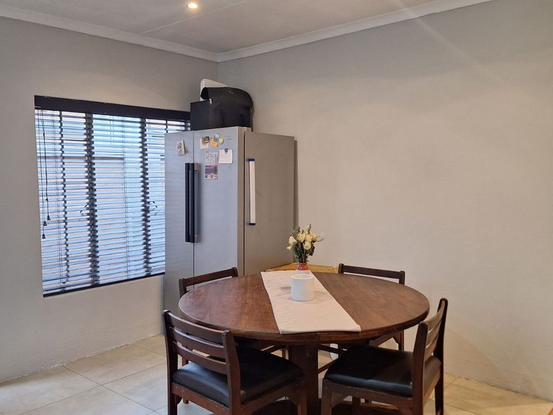 Townhouse For Sale in Faerie Glen - Photo 5