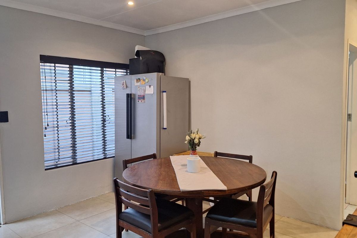 Townhouse For Sale in Faerie Glen - Photo 5