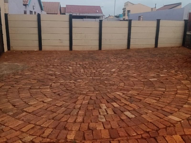 House For Sale in Lenasia Ext 13 - Photo 5