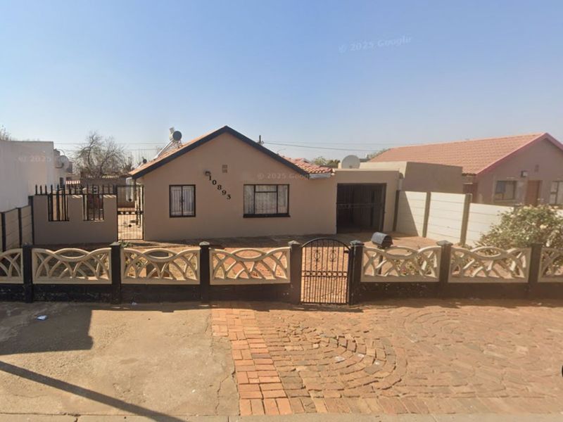 House For Sale in Lenasia Ext 13 - Photo 2
