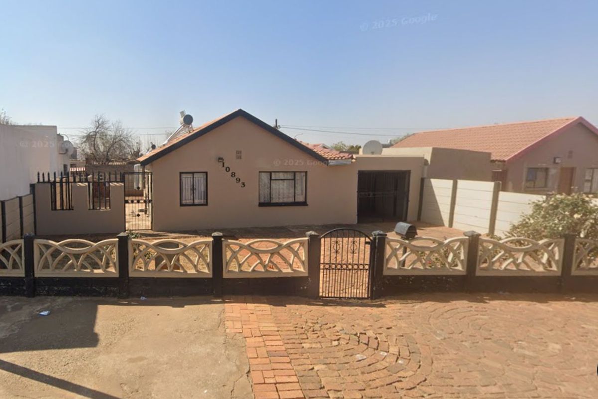 House For Sale in Lenasia Ext 13 - Photo 2