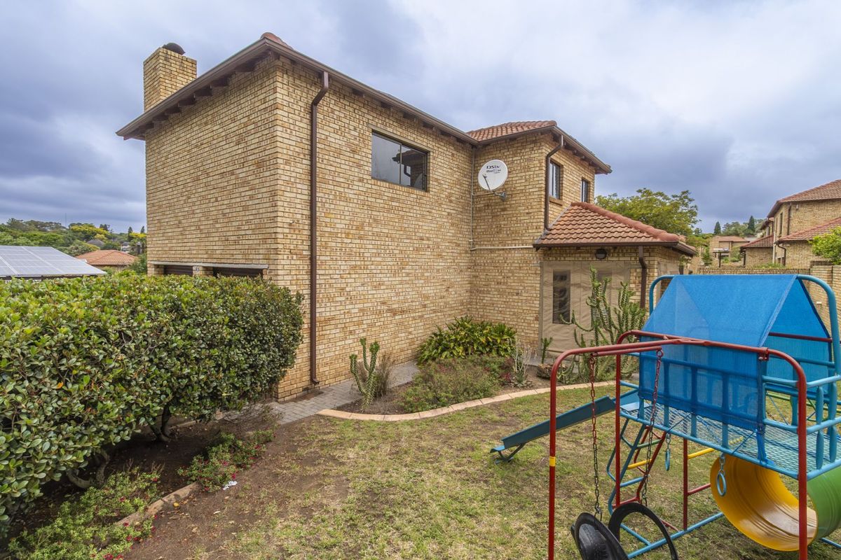 Townhouse For Sale in Randpark Ridge - Photo 2