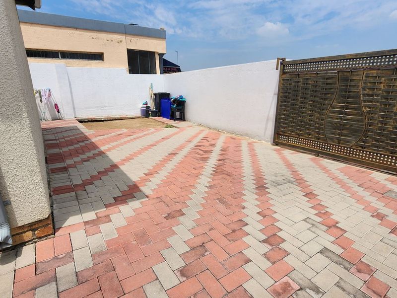 House For Sale in Riverside View - Photo 6