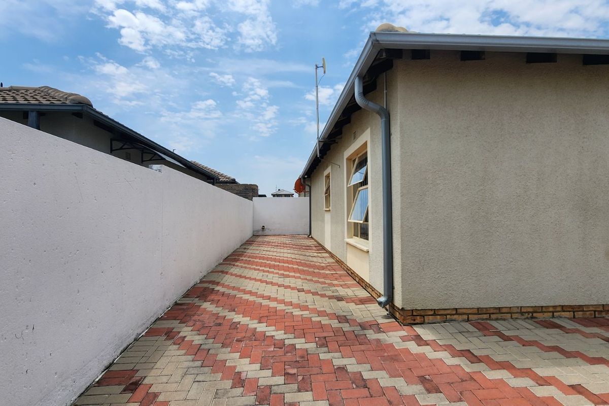 House For Sale in Riverside View - Photo 5