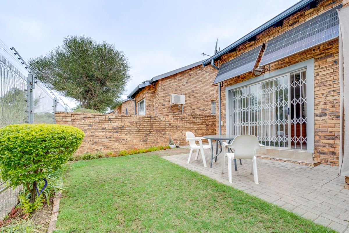 Townhouse For Sale in Wilgeheuwel - Photo 2