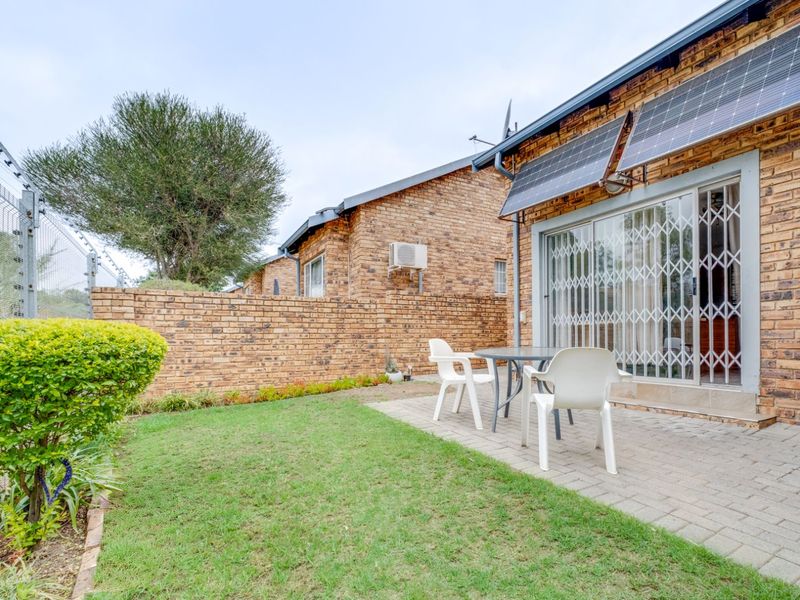 Townhouse For Sale in Wilgeheuwel - Photo 2