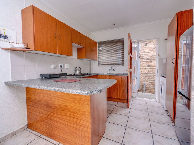 Townhouse For Sale in Wilgeheuwel - Photo 9