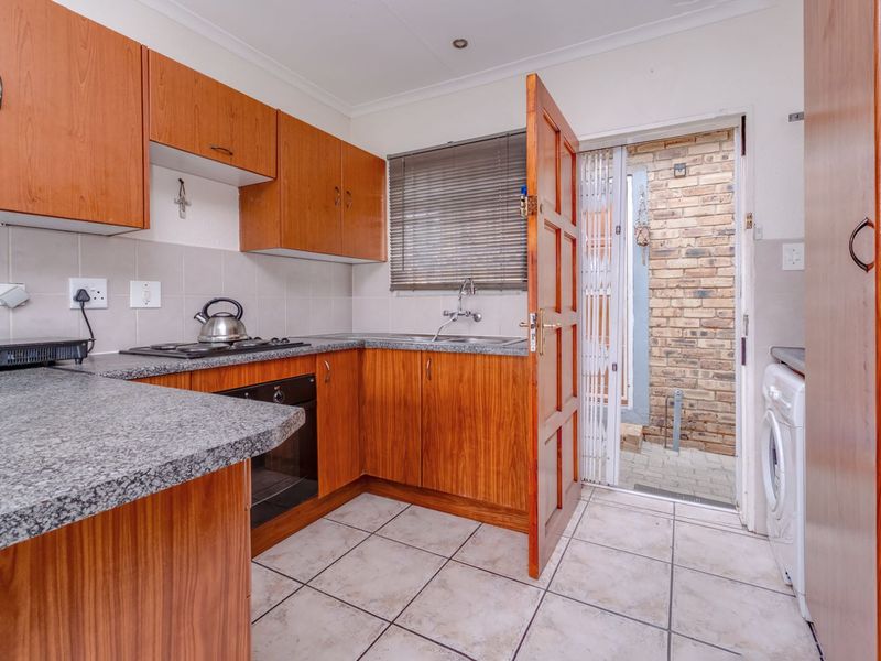 Townhouse For Sale in Wilgeheuwel - Photo 8