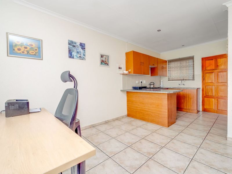 Townhouse For Sale in Wilgeheuwel - Photo 6