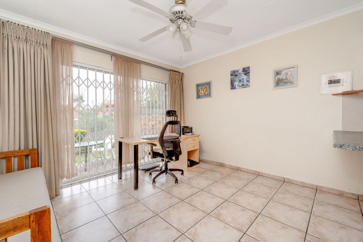 Townhouse For Sale in Wilgeheuwel - Photo 5