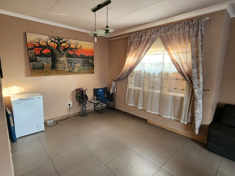 Townhouse For Sale in Bendor - Photo 2