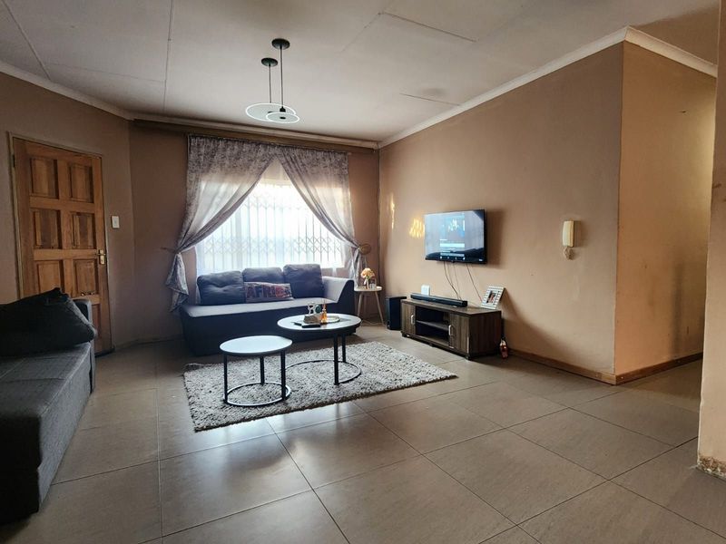 Townhouse For Sale in Bendor - Photo 3