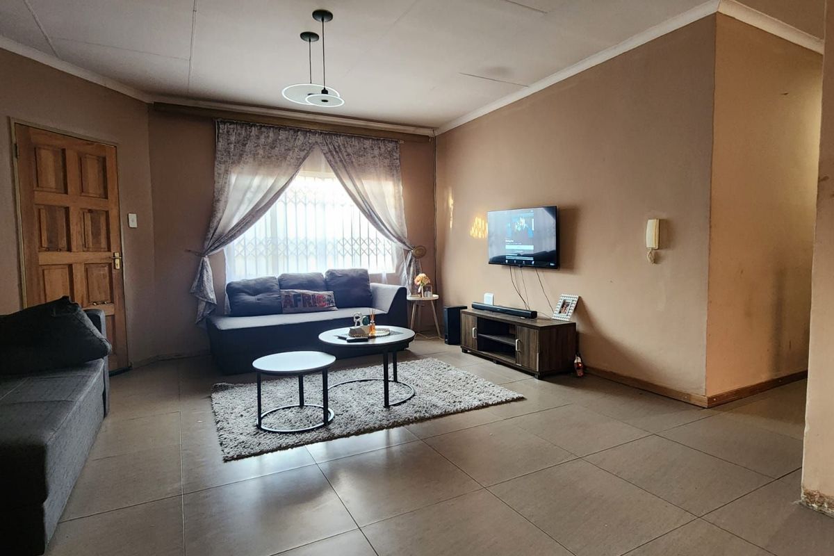 Townhouse For Sale in Bendor - Photo 3