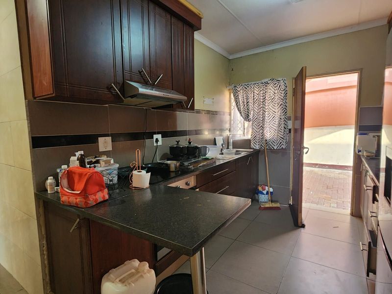 Townhouse For Sale in Bendor - Photo 5