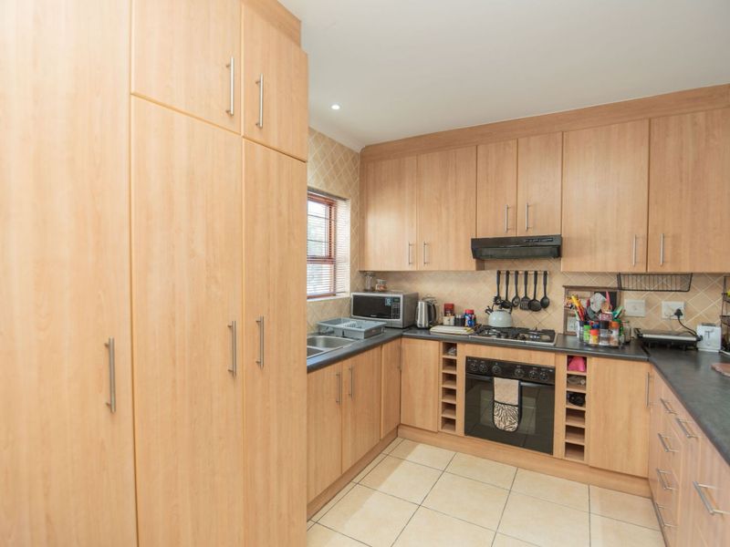 Townhouse For Sale in Lorraine - Photo 9