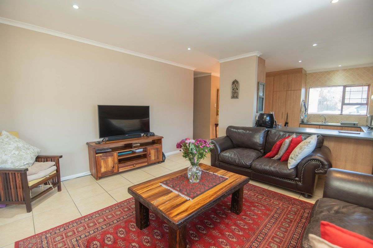 Townhouse For Sale in Lorraine - Photo 5