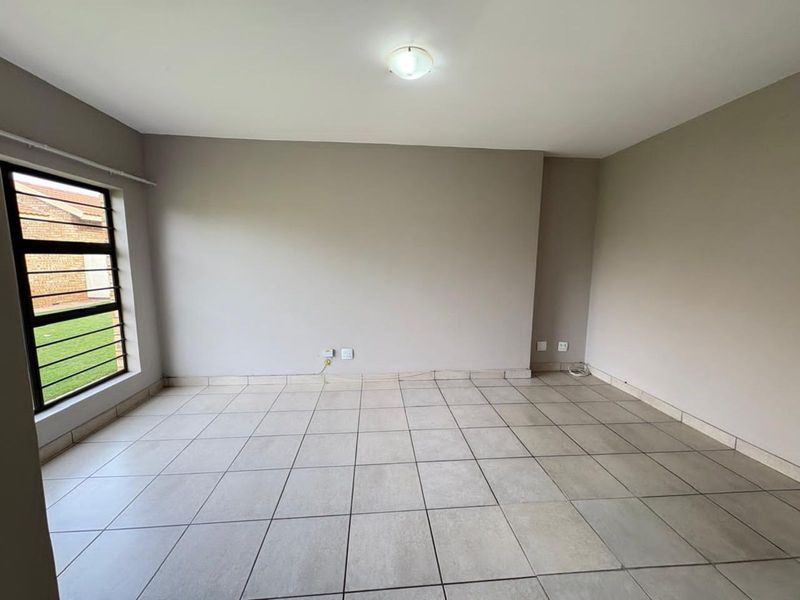 Townhouse For Sale in Hadison Park - Photo 2