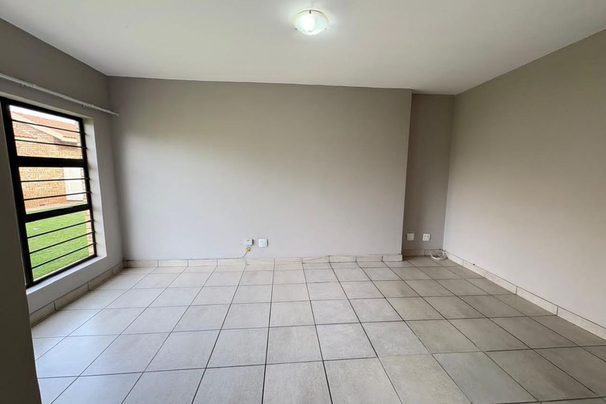 Townhouse For Sale in Hadison Park - Photo 2