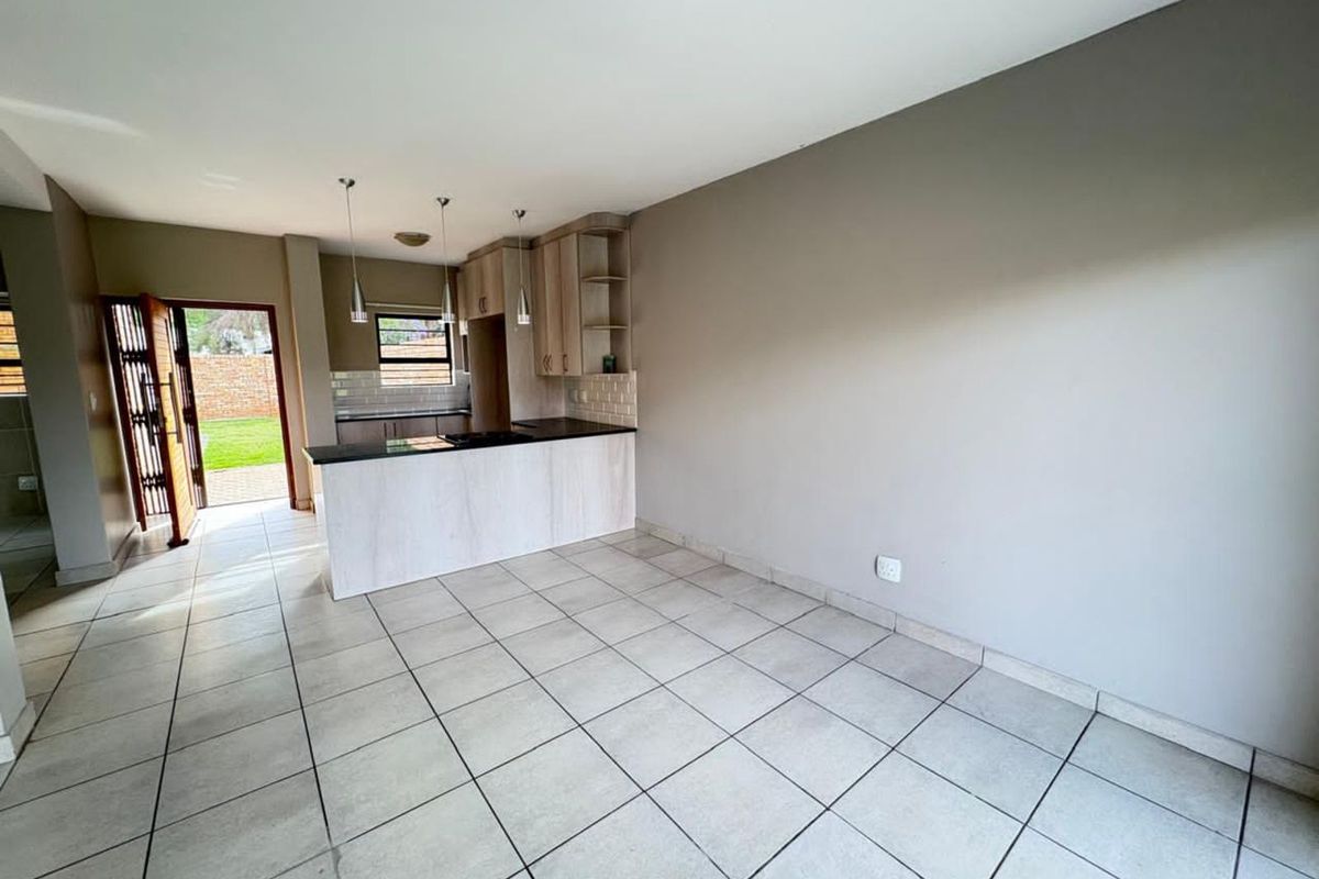 Townhouse For Sale in Hadison Park - Photo 4