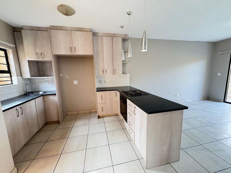 Townhouse For Sale in Hadison Park - Photo 6