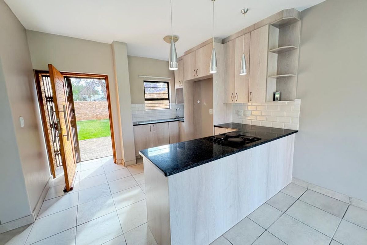 Townhouse For Sale in Hadison Park - Photo 5