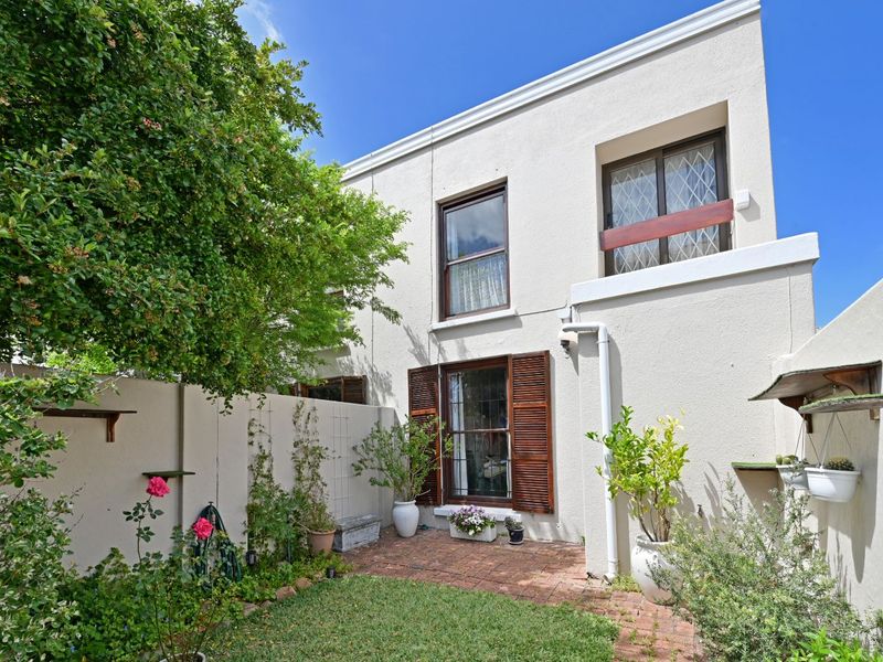 Townhouse For Sale in Kenilworth - Photo 2