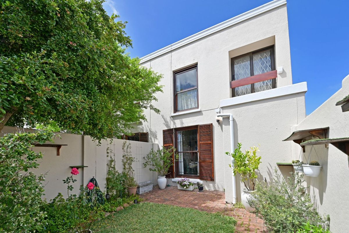 Townhouse For Sale in Kenilworth - Photo 2