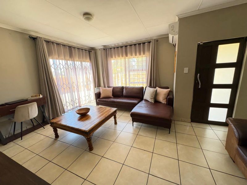 Townhouse For Sale in Riviera - Photo 2