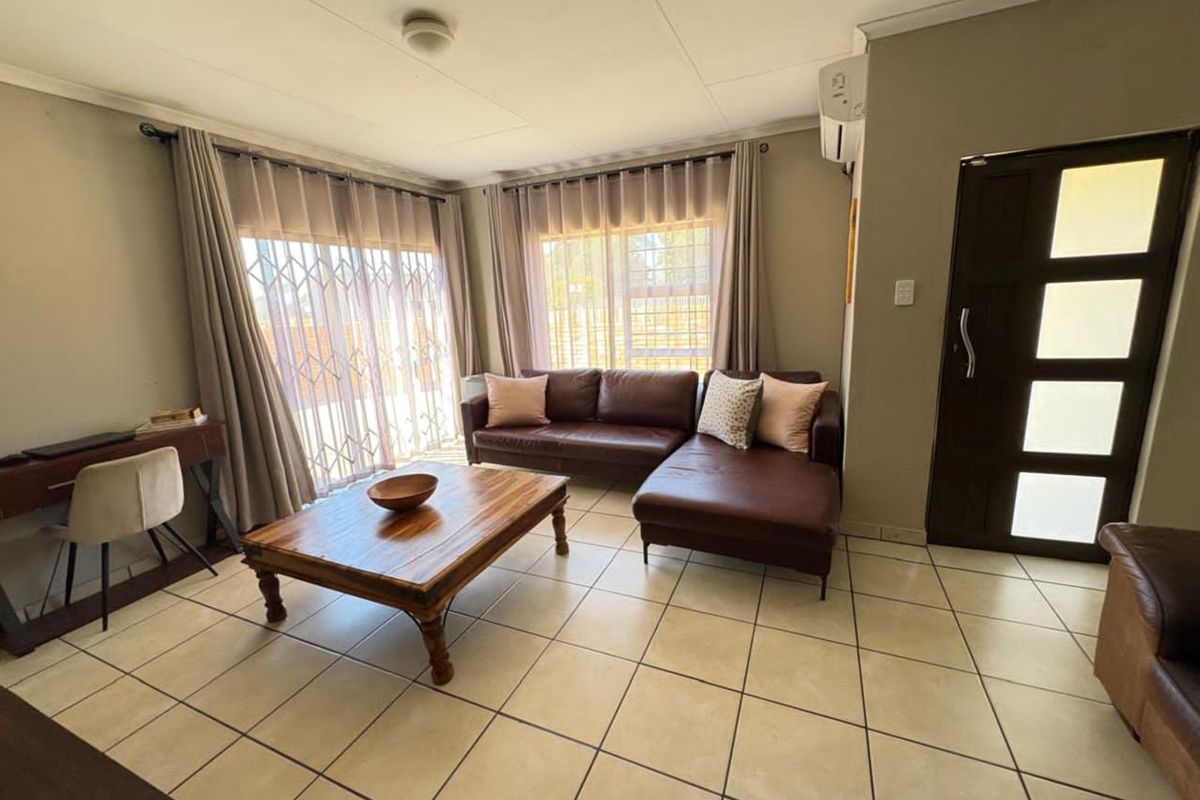 Townhouse For Sale in Riviera - Photo 2