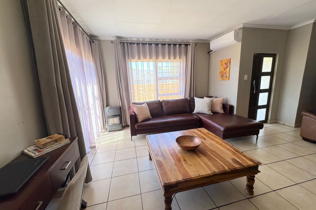 Townhouse For Sale in Riviera - Photo 4