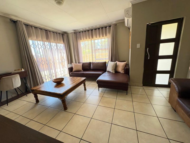 Townhouse For Sale in Riviera - Photo 3