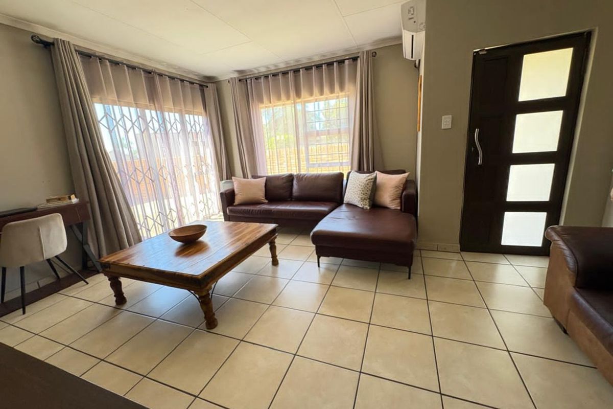 Townhouse For Sale in Riviera - Photo 3