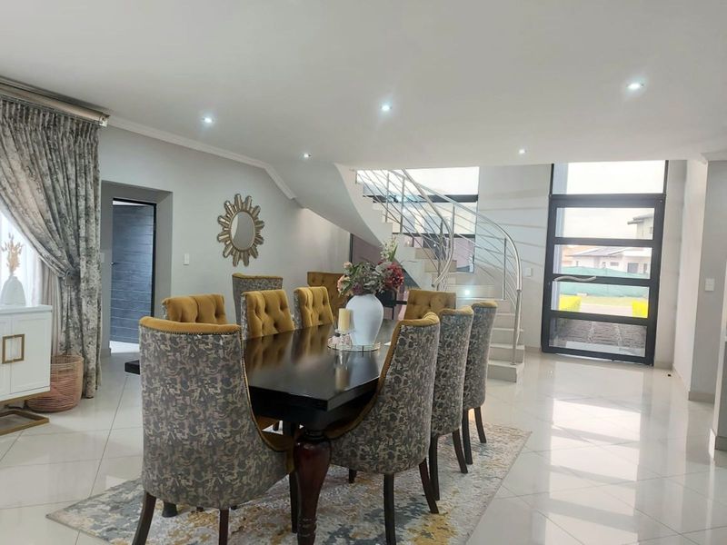 House For Sale in Savannah Country Estate - Photo 2