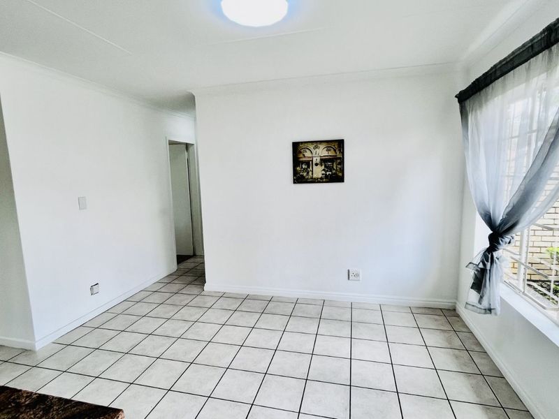 Townhouse For Sale in Faerie Glen - Photo 10