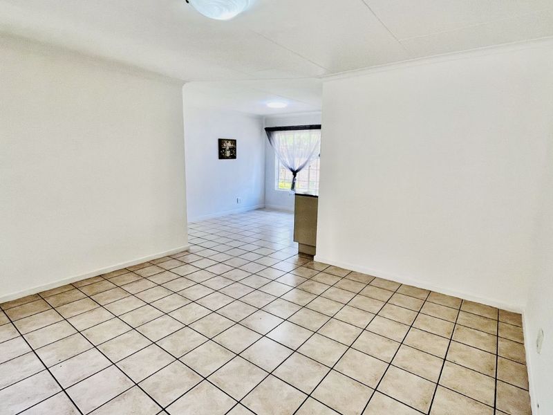 Townhouse For Sale in Faerie Glen - Photo 9