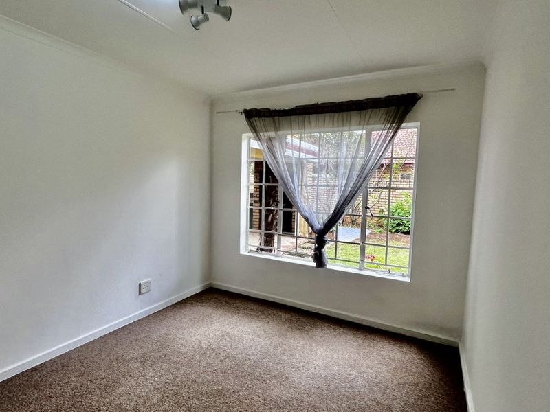 Townhouse For Sale in Faerie Glen - Photo 7